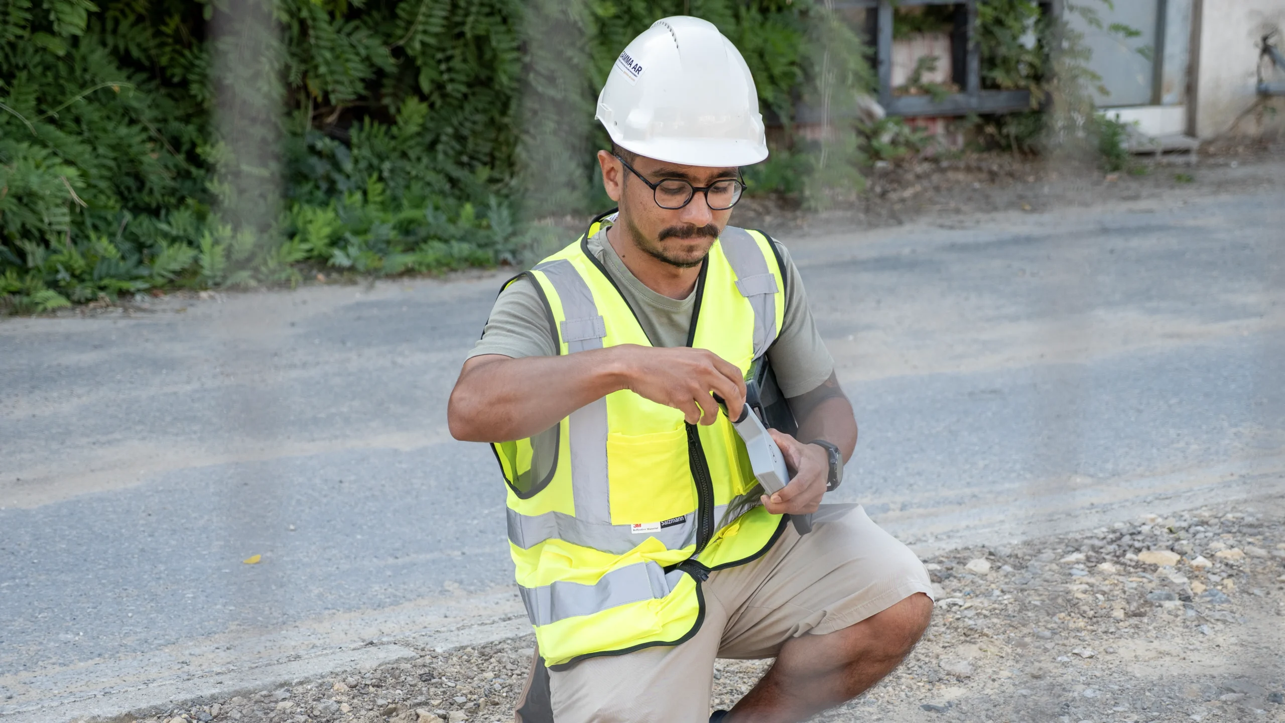 GAMMA AR member putting GNSS antenna on tablet